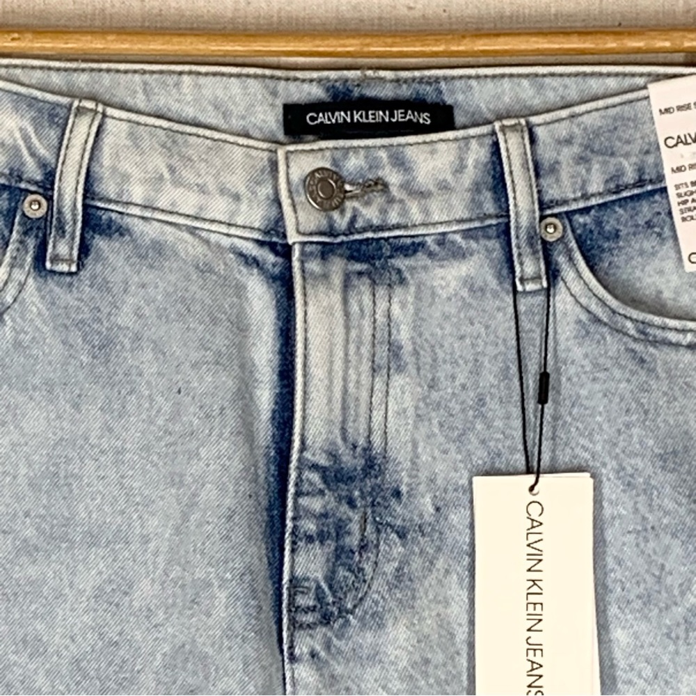 Calvin Klein~NWT~Women’s Mid Rise Slim‎ Boyfriend Light Wash Jeans~Sz 31 - Picture 5 of 15